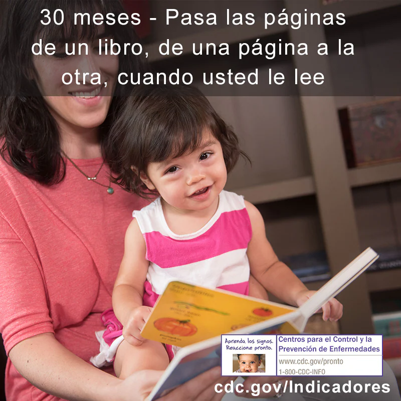 Pasa las páginas de un libro, de una página a la otra, cuando usted le lee