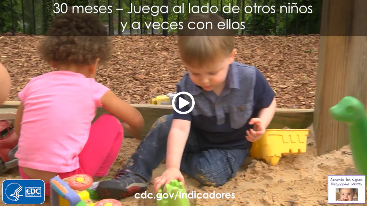 Juega al lado de otros niños y a veces con ellos