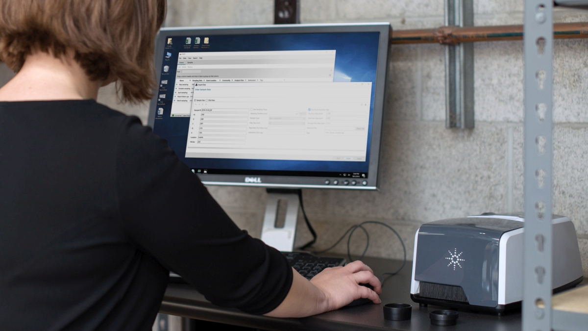 FAST user analyzing dust sample in an FTIR instrument