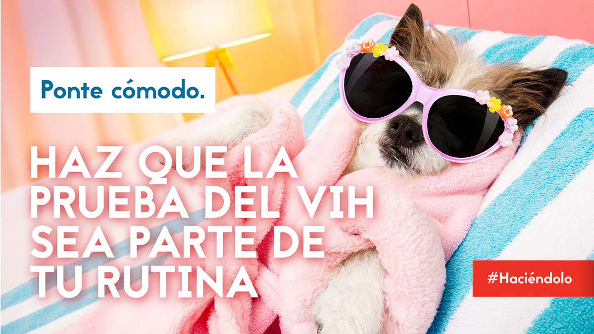 Puedes relajarte sabiendo que la prueba del #VIH forma parte de tu rutina de salud normal. Aprende más: https://bit.ly/325yMwG #Haciéndolo - Dog laying on towel while wearing sunglasses and a robe