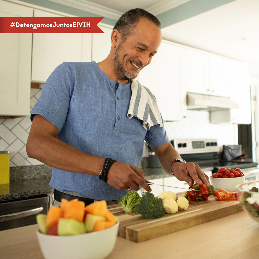 Una imagen de un hombre preparando el almuerzo en la cocina.