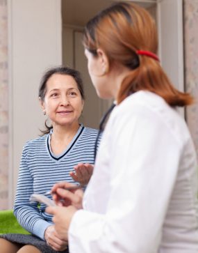 Mujer hablando con su doctora