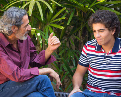 talk-to-your-child-about-e-cigarettes-3 Padre hablando con su hijo adolescente